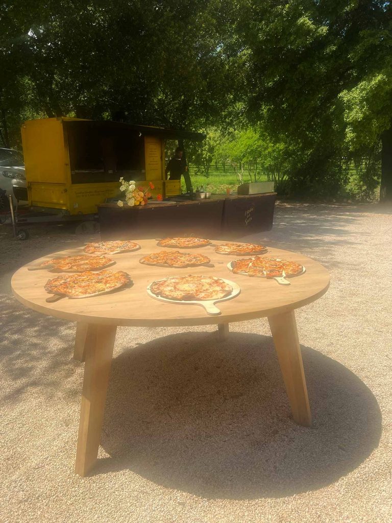 Nous avons cuisiné pizza, socca et pissaladière dans notre food truck à bois pour le brunch d'un mariage au domaine de Valbonne.