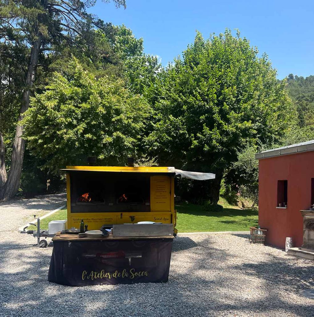 Photo de four à bois pendant la location de notre food truck pour un événement d'entreprise à Nice.