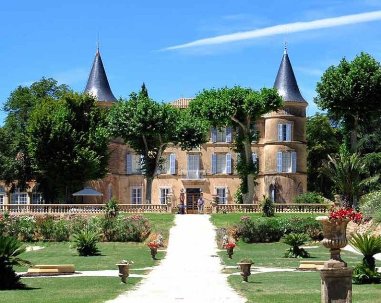 Photo du Château Robernier, l'un des domaines dans lequel nous installons notre food truck pour mariage et séminaire d'entreprise.