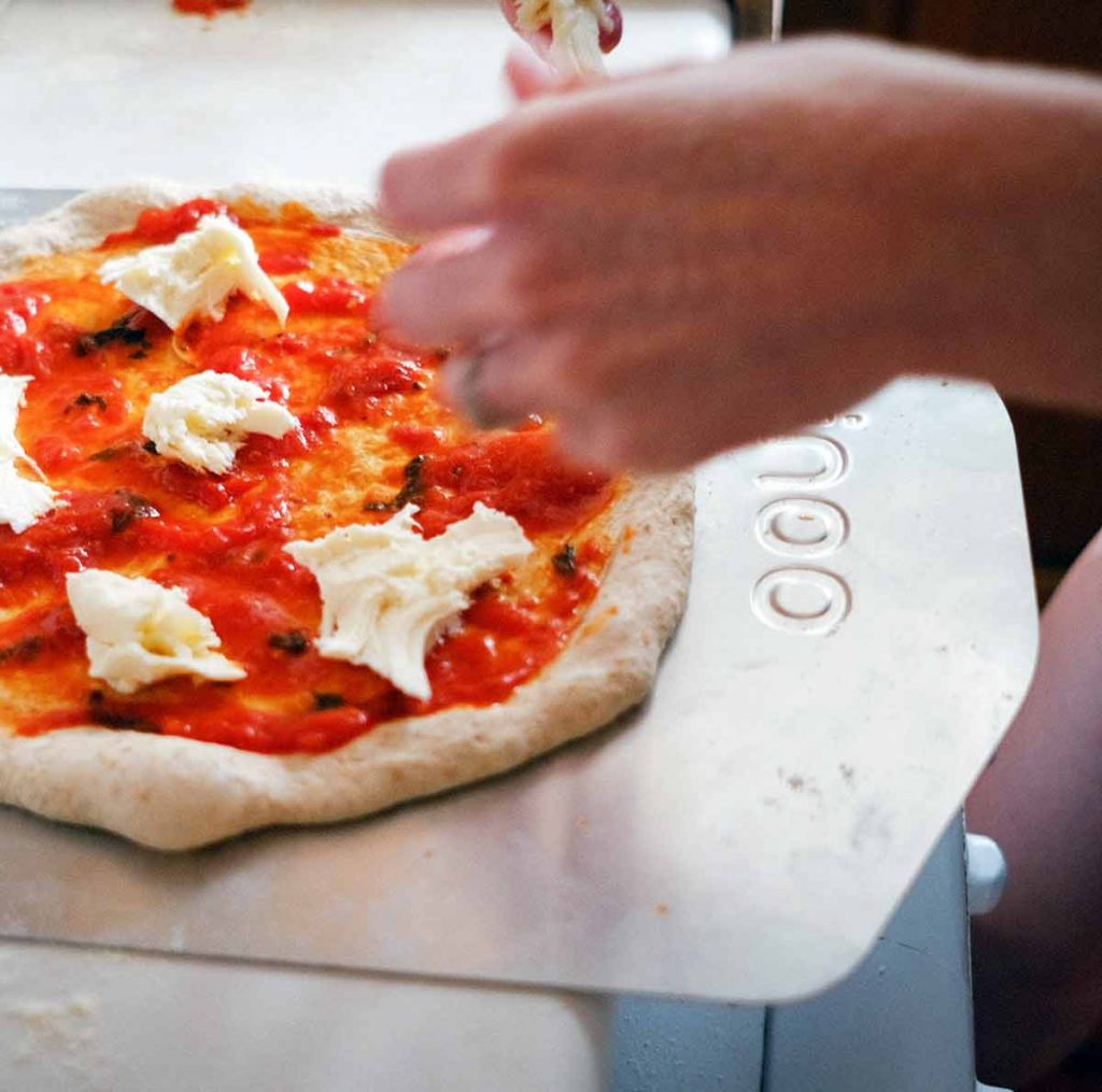 La photo d'une pelle à pizza que nous fournissons à nos clients pour la prestation location four à pizza.